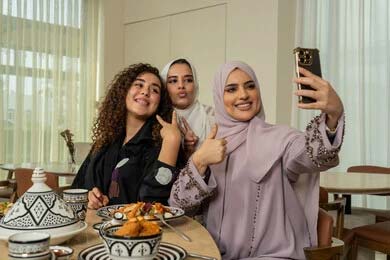 آموزش عربی سه دوست عرب در حال خوش گذراندن