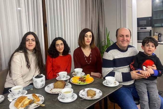 آموزش تصویری زبان ارمنی یک خانواده ارمنی