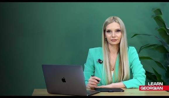 معلم در حال تدریس الفبای گرجی