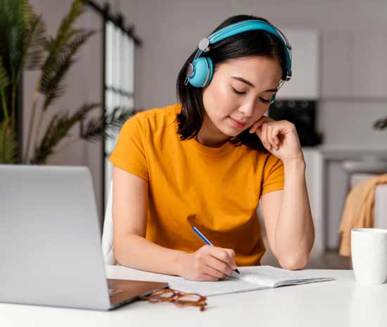 آموزش انگلیسی در حال تمرین و تقویت زبان با کمک اپلیکیشن ها
