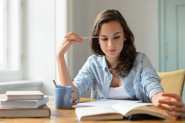 دختری در حال یادگیری خوداموز زبان