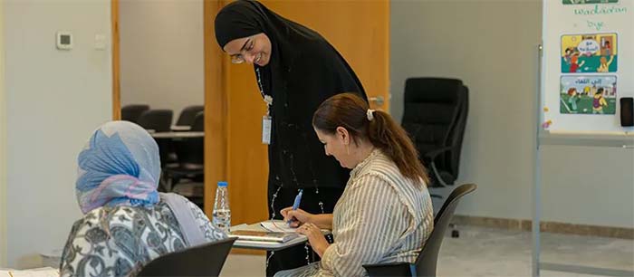 آموزش عربی خانمی در حال یادگیری عربی در کلاس