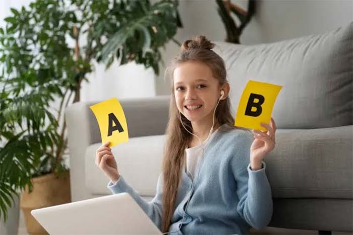 آموزش روسی دختری در حال یادگیری الفبای زبان روسی