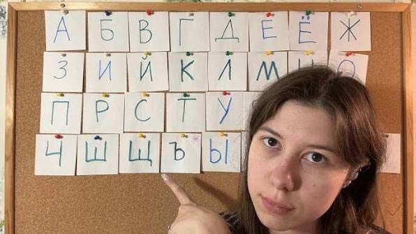 آموزش روسی در حال تدریس الفبای روسی