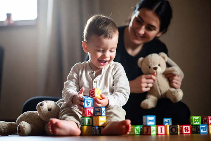 مادر در حال آموزش زبان به کودک با بازی