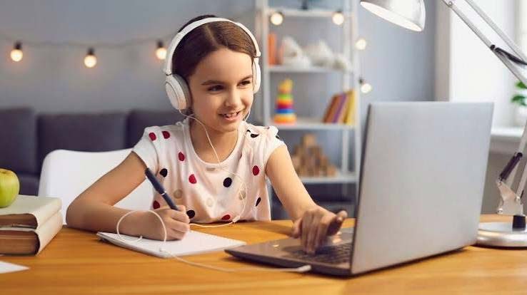 کودک در حال یادگیری با کلاس انلاین زبان