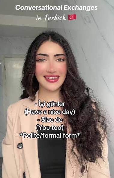 دختر استانبولی در حال اموزش زبان ترکی